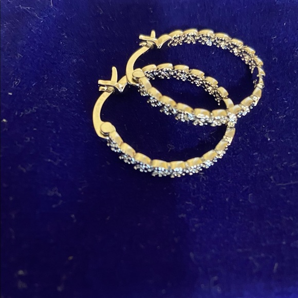 2️⃣2️⃣5️⃣NWOT Classic Diamond Hoop Earrings, 1 Inch - Picture 5 of 7